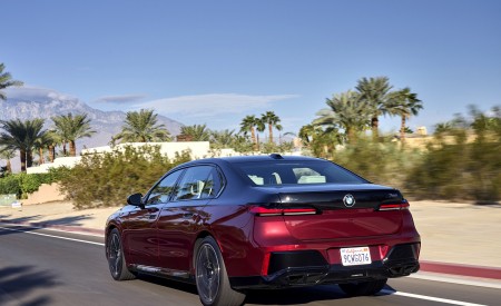2023 BMW 760i xDrive (Color: Aventurin Red Metallic Two-Tone; US-Spec) Rear Three-Quarter Wallpapers 450x275 (18)
