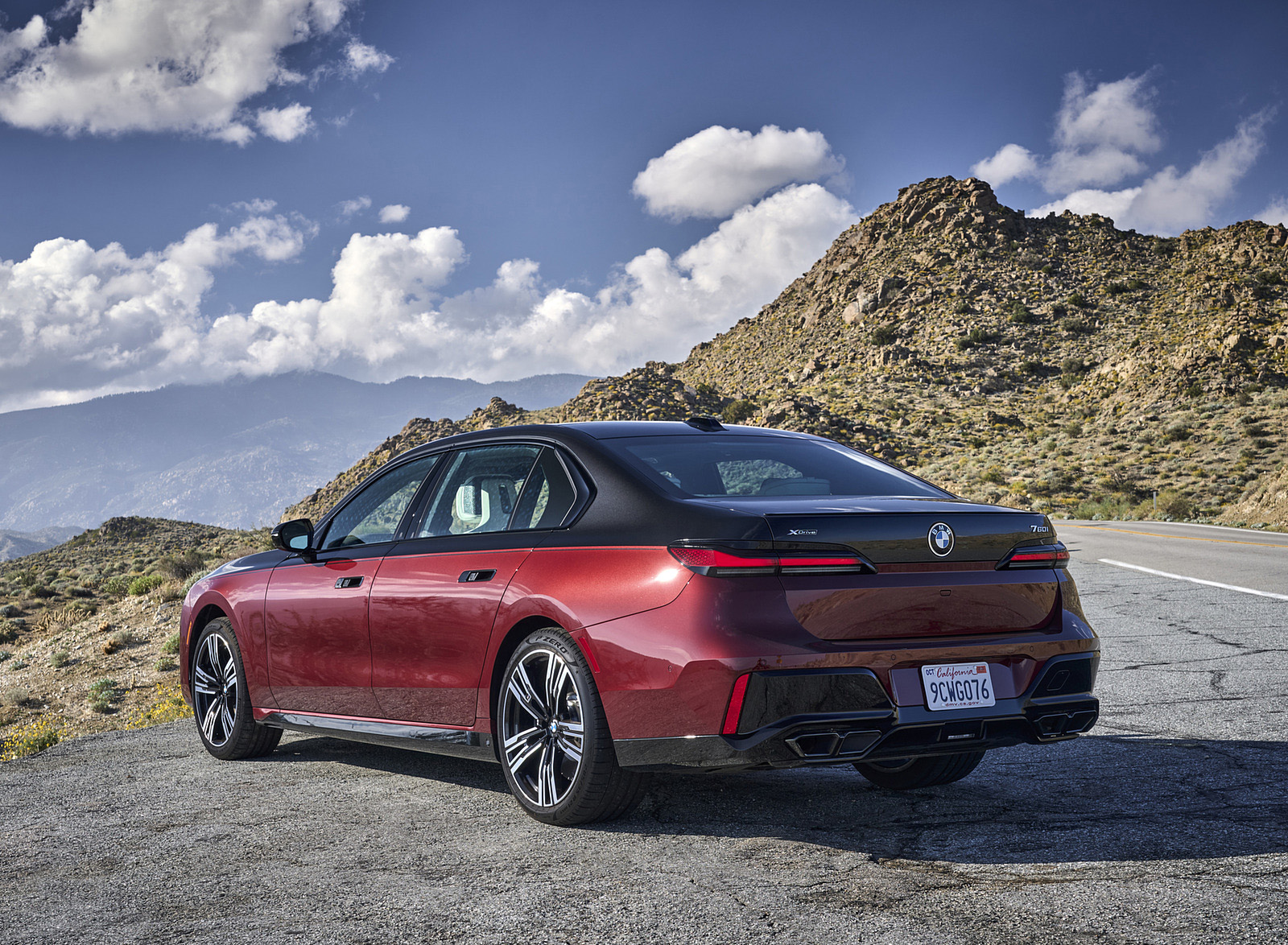 2023 BMW 760i xDrive (Color: Aventurin Red Metallic Two-Tone; US-Spec) Rear Three-Quarter Wallpapers #27 of 171