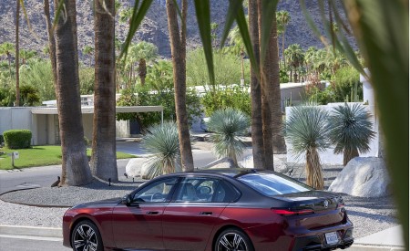 2023 BMW 760i xDrive (Color: Aventurin Red Metallic Two-Tone; US-Spec) Rear Three-Quarter Wallpapers 450x275 (38)