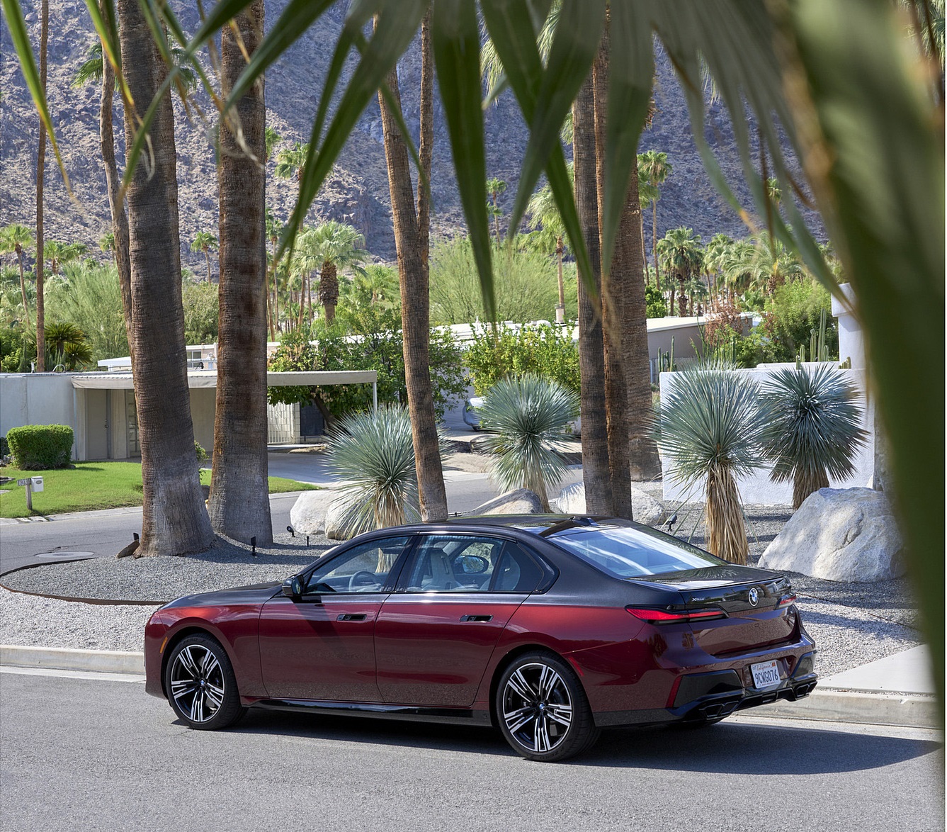 2023 BMW 760i xDrive (Color: Aventurin Red Metallic Two-Tone; US-Spec) Rear Three-Quarter Wallpapers #38 of 171