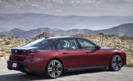 2023 BMW 760i xDrive (Color: Aventurin Red Metallic Two-Tone; US-Spec) Rear Three-Quarter Wallpapers 450x275 (28)