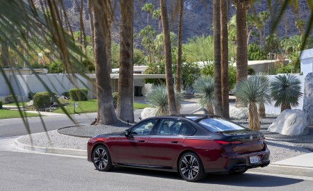 2023 BMW 760i xDrive (Color: Aventurin Red Metallic Two-Tone; US-Spec) Rear Three-Quarter Wallpapers 450x275 (36)