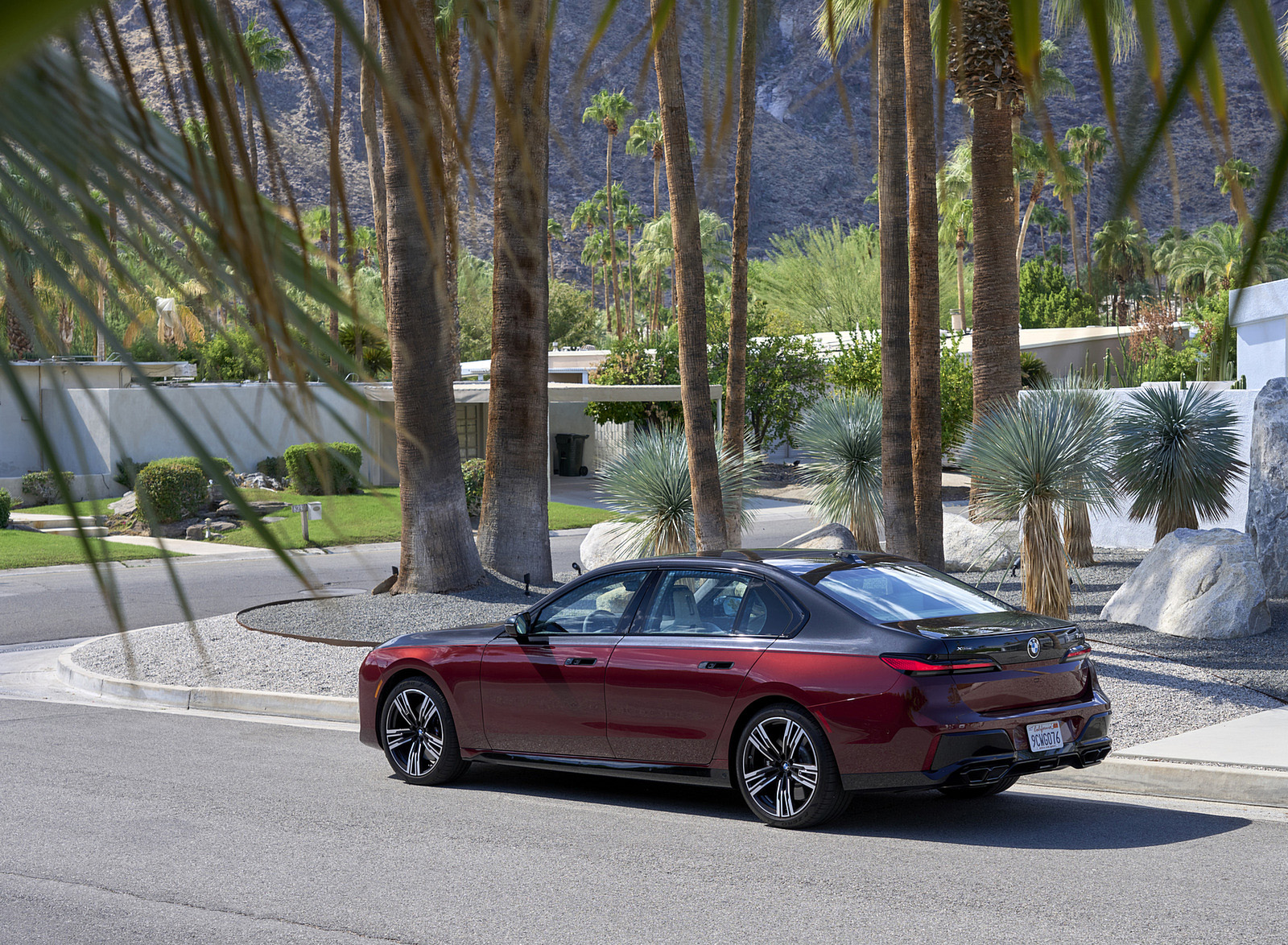 2023 BMW 760i xDrive (Color: Aventurin Red Metallic Two-Tone; US-Spec) Rear Three-Quarter Wallpapers #36 of 171