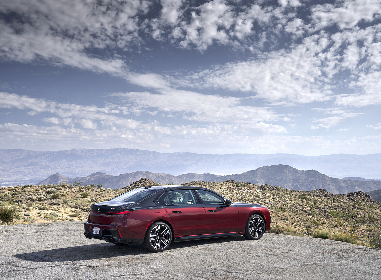 2023 BMW 760i xDrive (Color: Aventurin Red Metallic Two-Tone; US-Spec) Rear Three-Quarter Wallpapers #23 of 171