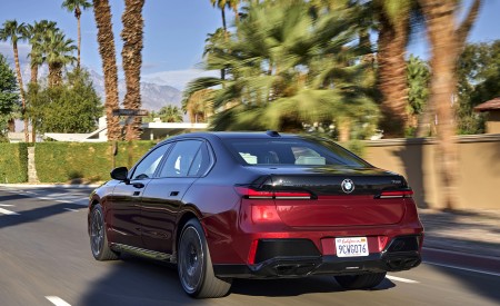 2023 BMW 760i xDrive (Color: Aventurin Red Metallic Two-Tone; US-Spec) Rear Three-Quarter Wallpapers 450x275 (7)