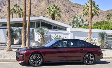 2023 BMW 760i xDrive (Color: Aventurin Red Metallic Two-Tone; US-Spec) Side Wallpapers 450x275 (37)