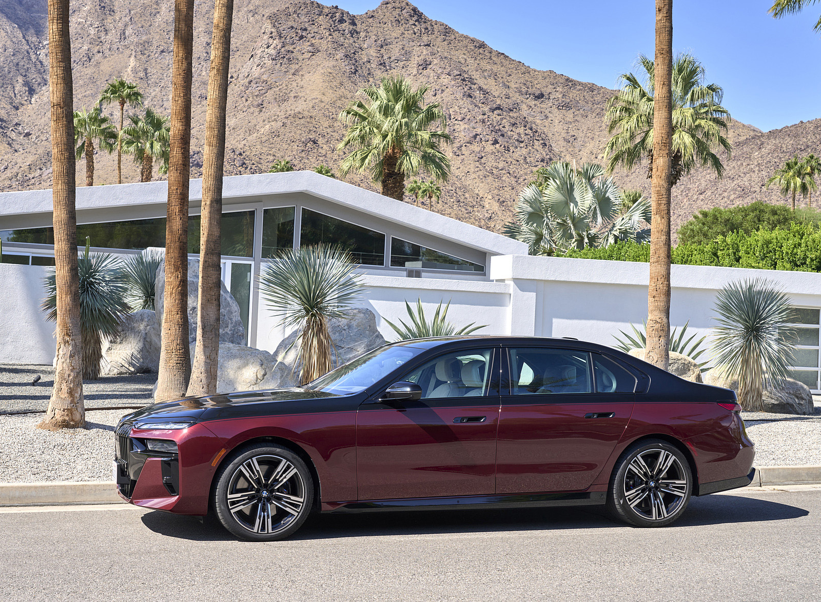 2023 BMW 760i xDrive (Color: Aventurin Red Metallic Two-Tone; US-Spec) Side Wallpapers #37 of 171