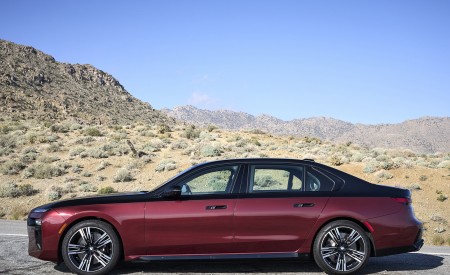 2023 BMW 760i xDrive (Color: Aventurin Red Metallic Two-Tone; US-Spec) Side Wallpapers 450x275 (24)