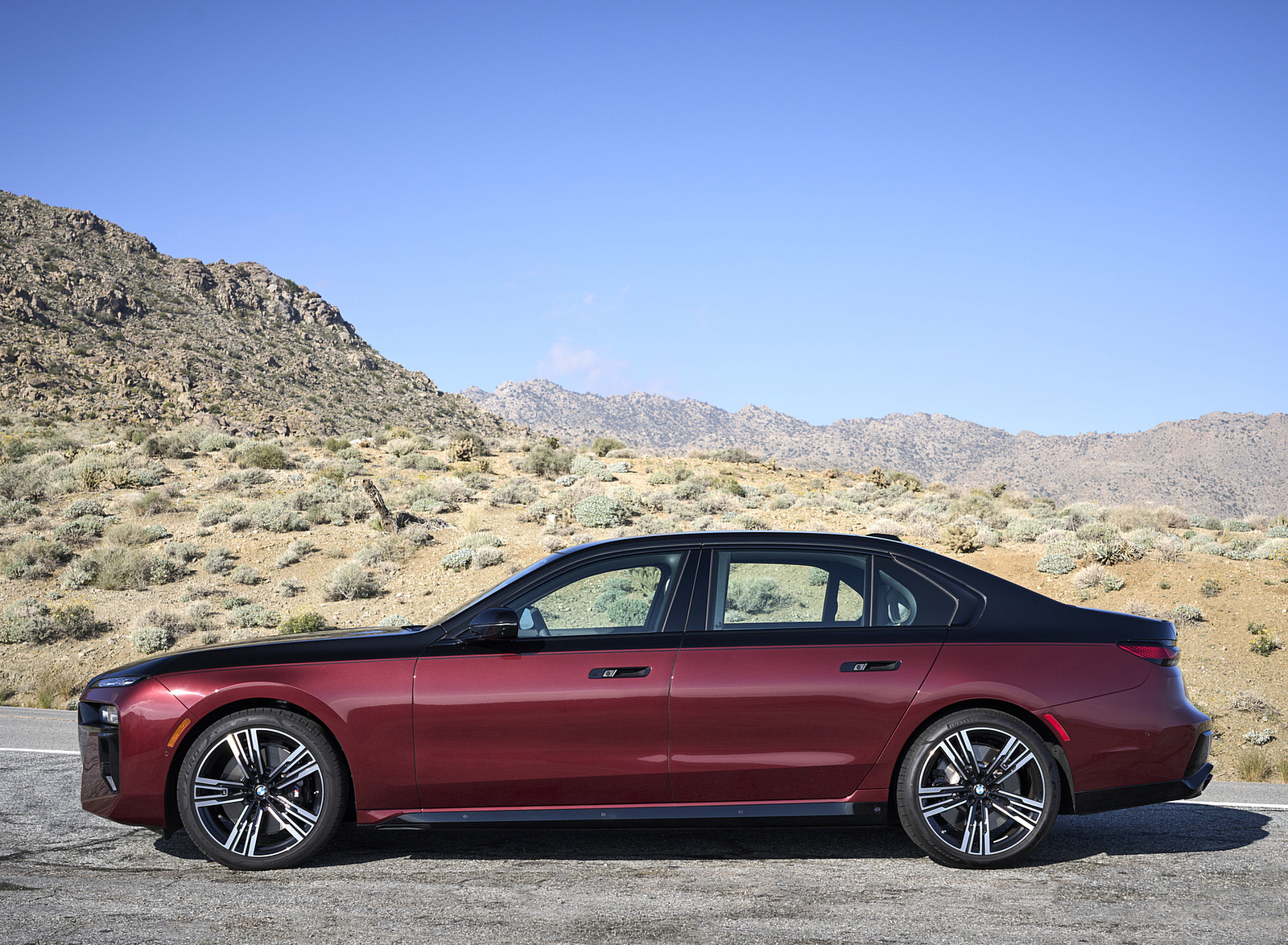 2023 BMW 760i xDrive (Color: Aventurin Red Metallic Two-Tone; US-Spec) Side Wallpapers #24 of 171