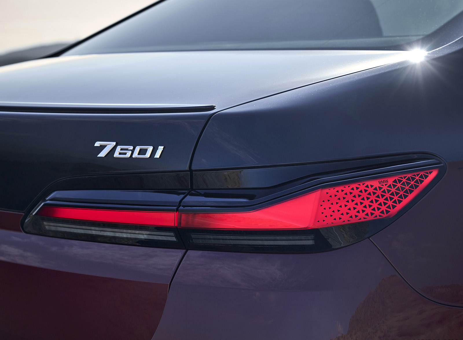 2023 BMW 760i xDrive (Color: Aventurin Red Metallic Two-Tone; US-Spec) Tail Light Wallpapers #46 of 171
