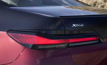 2023 BMW 760i xDrive (Color: Aventurin Red Metallic Two-Tone; US-Spec) Tail Light Wallpapers 450x275 (47)