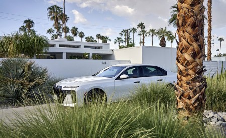 2023 BMW 760i xDrive (Color: Mineral White Metallic; US-Spec) Front Three-Quarter Wallpapers 450x275 (135)