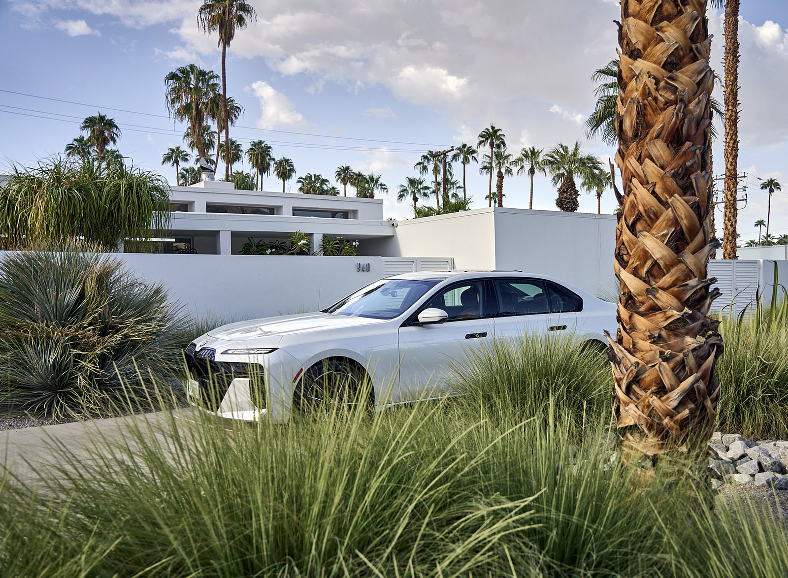 2023 BMW 760i xDrive (Color: Mineral White Metallic; US-Spec) Front Three-Quarter Wallpapers #135 of 171