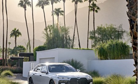 2023 BMW 760i xDrive (Color: Mineral White Metallic; US-Spec) Front Three-Quarter Wallpapers 450x275 (124)