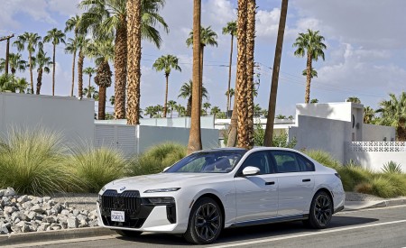 2023 BMW 760i xDrive (Color: Mineral White Metallic; US-Spec) Front Three-Quarter Wallpapers 450x275 (111)