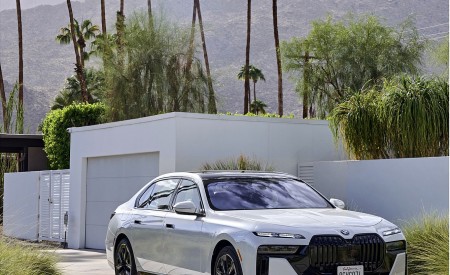 2023 BMW 760i xDrive (Color: Mineral White Metallic; US-Spec) Front Three-Quarter Wallpapers 450x275 (126)