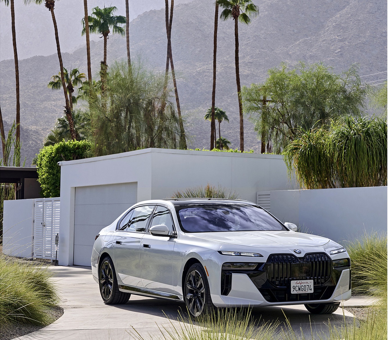 2023 BMW 760i xDrive (Color: Mineral White Metallic; US-Spec) Front Three-Quarter Wallpapers #126 of 171