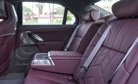 2023 BMW 760i xDrive (Color: Mineral White Metallic; US-Spec) Interior Rear Seats Wallpapers 450x275 (171)
