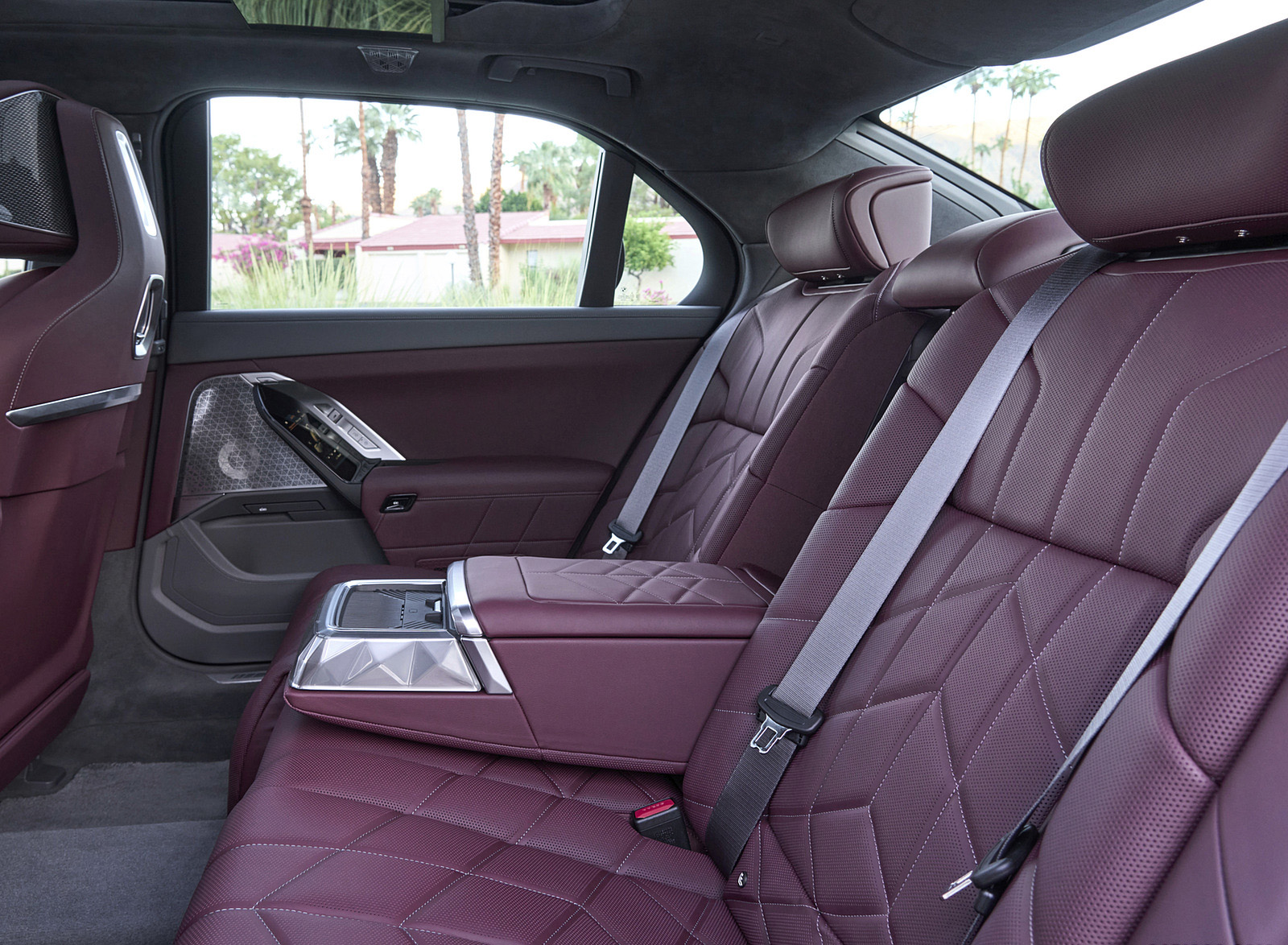 2023 BMW 760i xDrive (Color: Mineral White Metallic; US-Spec) Interior Rear Seats Wallpapers #171 of 171