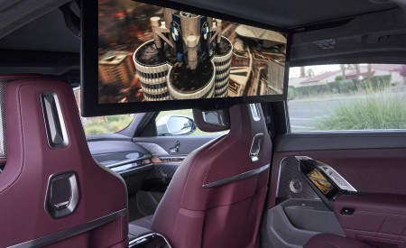 2023 BMW 760i xDrive (Color: Mineral White Metallic; US-Spec) Interior Rear Seats Wallpapers 450x275 (169)