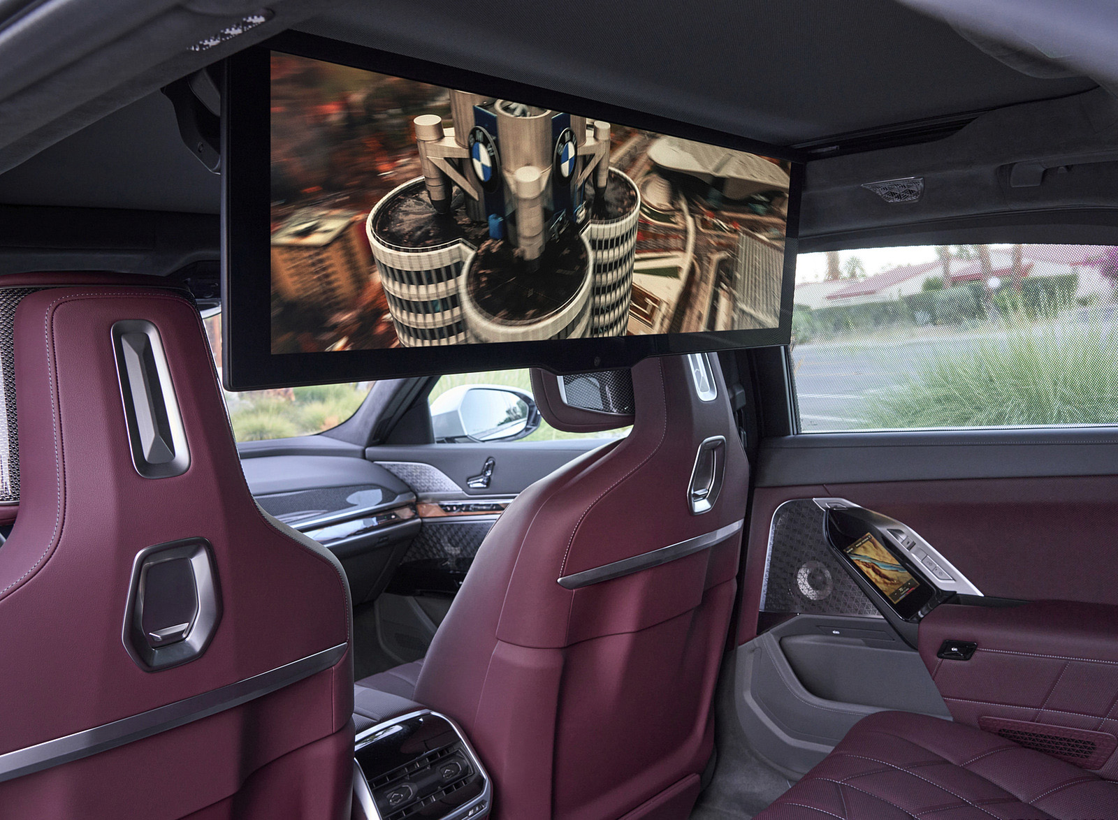2023 BMW 760i xDrive (Color: Mineral White Metallic; US-Spec) Interior Rear Seats Wallpapers #169 of 171
