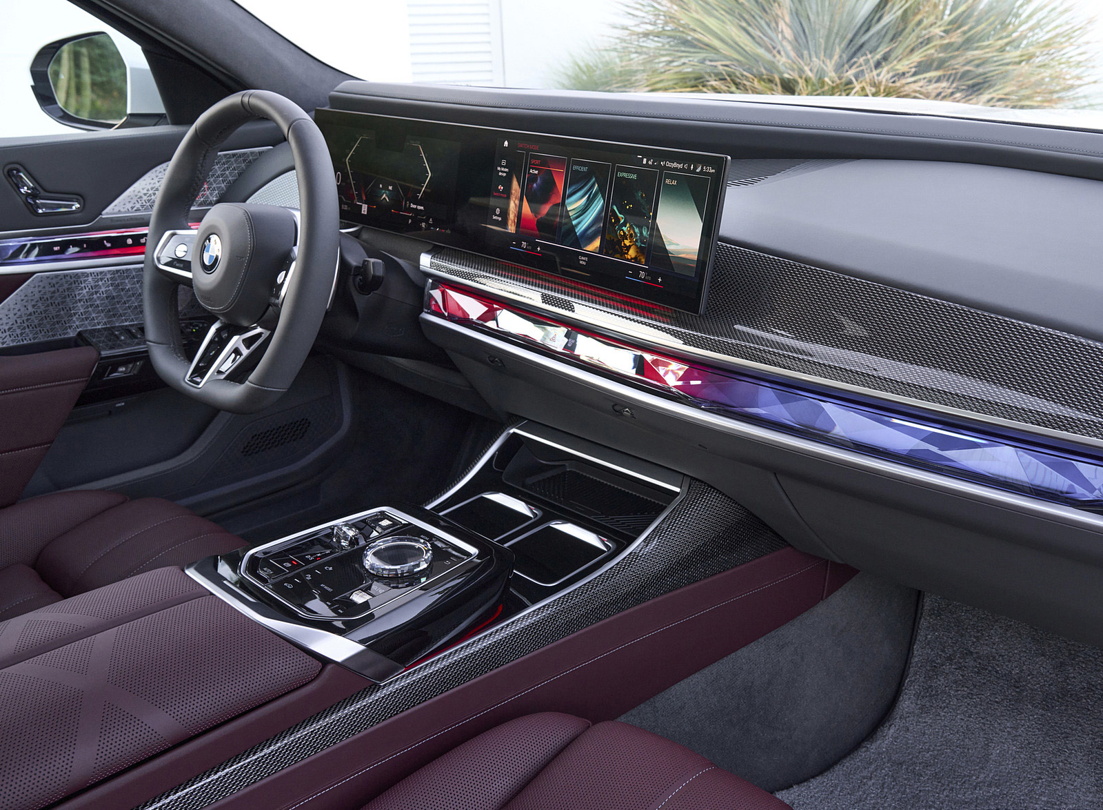 2023 BMW 760i xDrive (Color: Mineral White Metallic; US-Spec) Interior Wallpapers #161 of 171