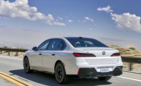 2023 BMW 760i xDrive (Color: Mineral White Metallic; US-Spec) Rear Three-Quarter Wallpapers 450x275 (81)