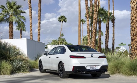 2023 BMW 760i xDrive (Color: Mineral White Metallic; US-Spec) Rear Three-Quarter Wallpapers 450x275 (120)