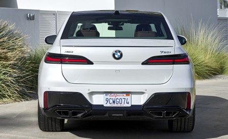 2023 BMW 760i xDrive (Color: Mineral White Metallic; US-Spec) Rear Wallpapers 450x275 (144)
