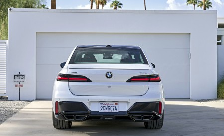 2023 BMW 760i xDrive (Color: Mineral White Metallic; US-Spec) Rear Wallpapers 450x275 (141)
