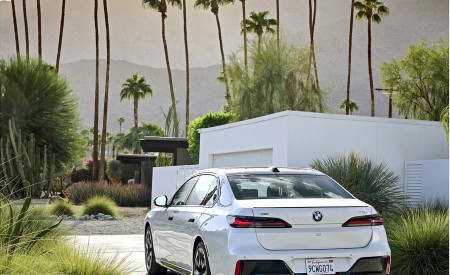2023 BMW 760i xDrive (Color: Mineral White Metallic; US-Spec) Rear Wallpapers 450x275 (133)