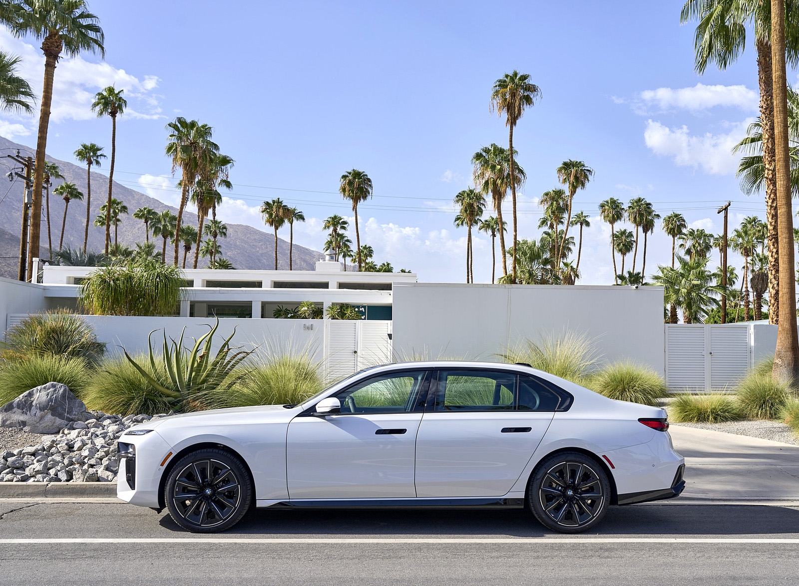 2023 BMW 760i xDrive (Color: Mineral White Metallic; US-Spec) Side Wallpapers #110 of 171