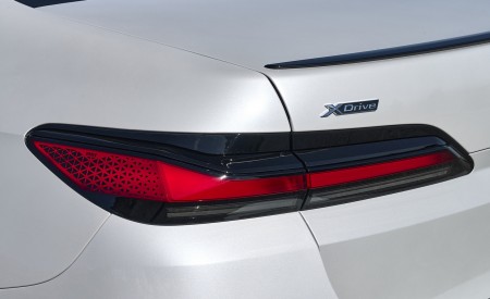 2023 BMW 760i xDrive (Color: Mineral White Metallic; US-Spec) Tail Light Wallpapers 450x275 (152)