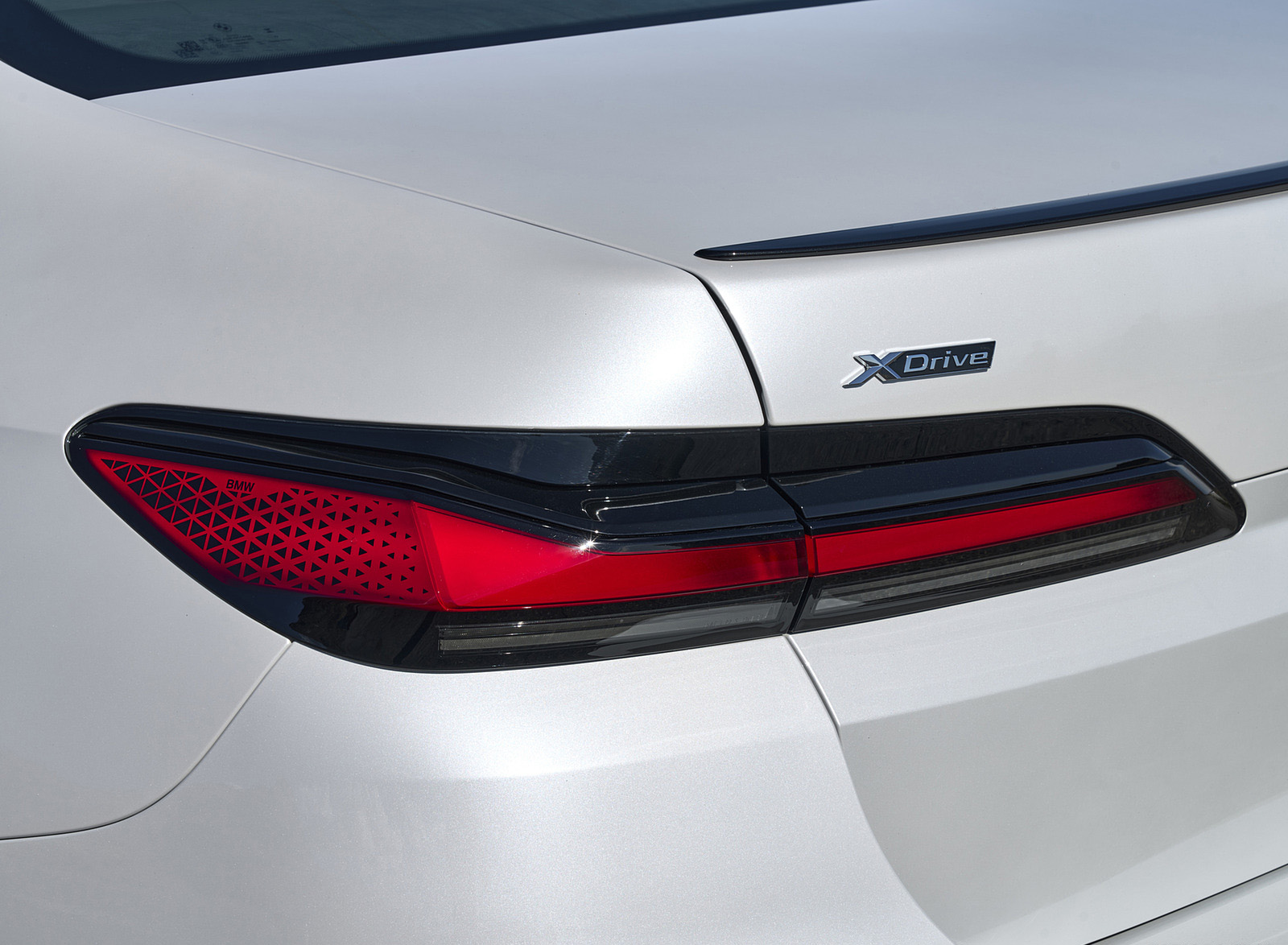 2023 BMW 760i xDrive (Color: Mineral White Metallic; US-Spec) Tail Light Wallpapers #152 of 171