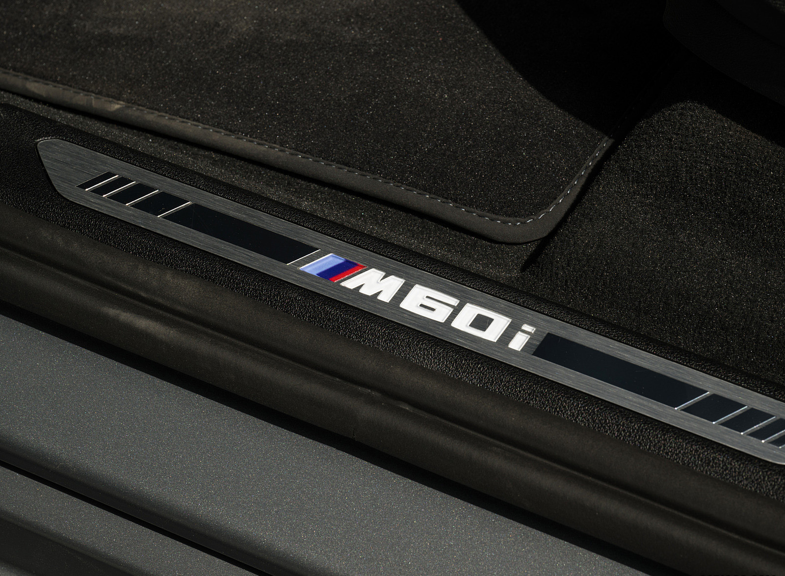 2023 BMW X7 M60i xDrive (Color: Frozen Grey; US-Spec) Door Sill Wallpapers #75 of 254