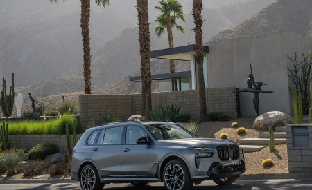 2023 BMW X7 M60i xDrive (Color: Frozen Grey; US-Spec) Front Three-Quarter Wallpapers 450x275 (57)