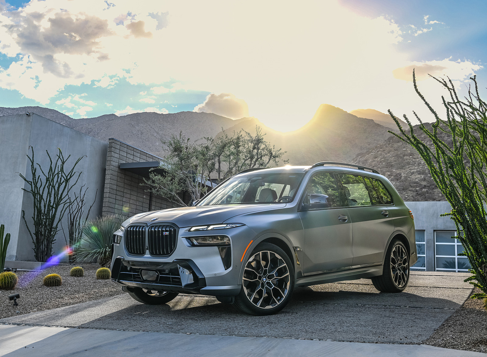 2023 BMW X7 M60i xDrive (Color: Frozen Grey; US-Spec) Front Three-Quarter Wallpapers #52 of 254