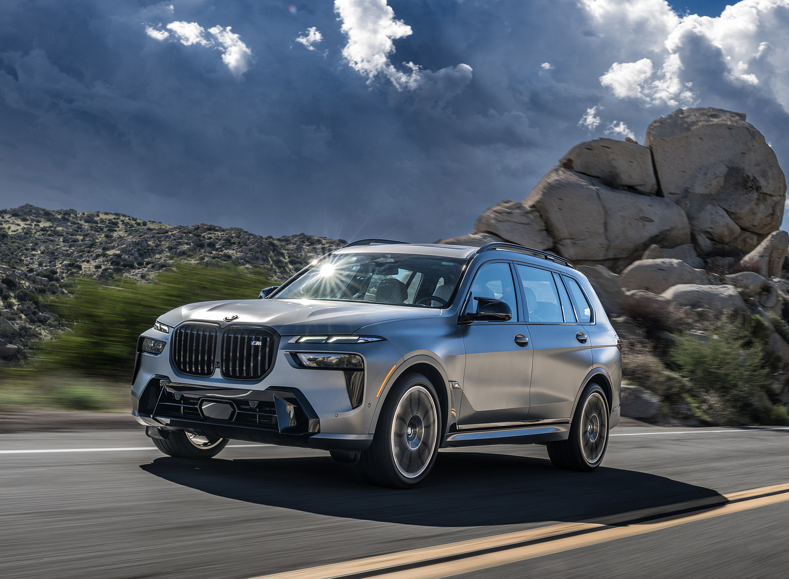 2023 BMW X7 M60i xDrive (Color: Frozen Grey; US-Spec) Front Three-Quarter Wallpapers #36 of 254