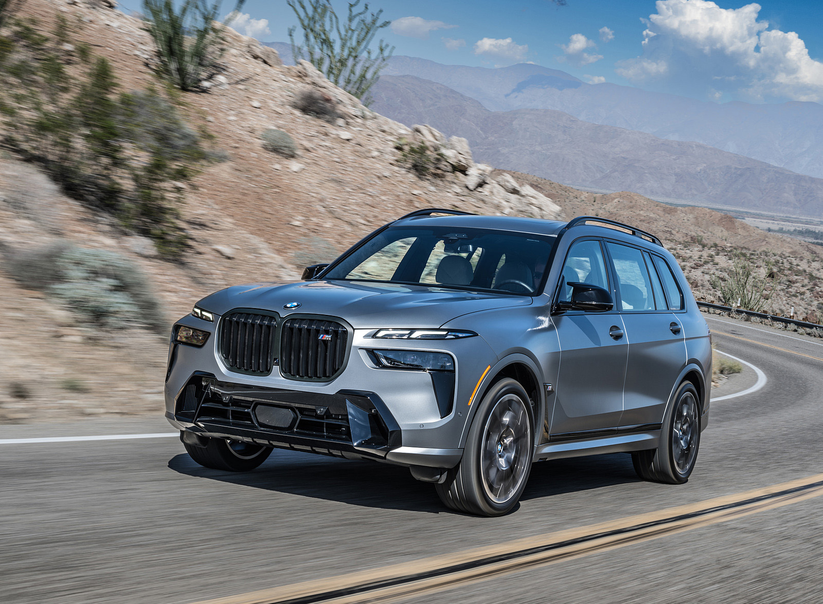 2023 BMW X7 M60i xDrive (Color: Frozen Grey; US-Spec) Front Three-Quarter Wallpapers #26 of 254