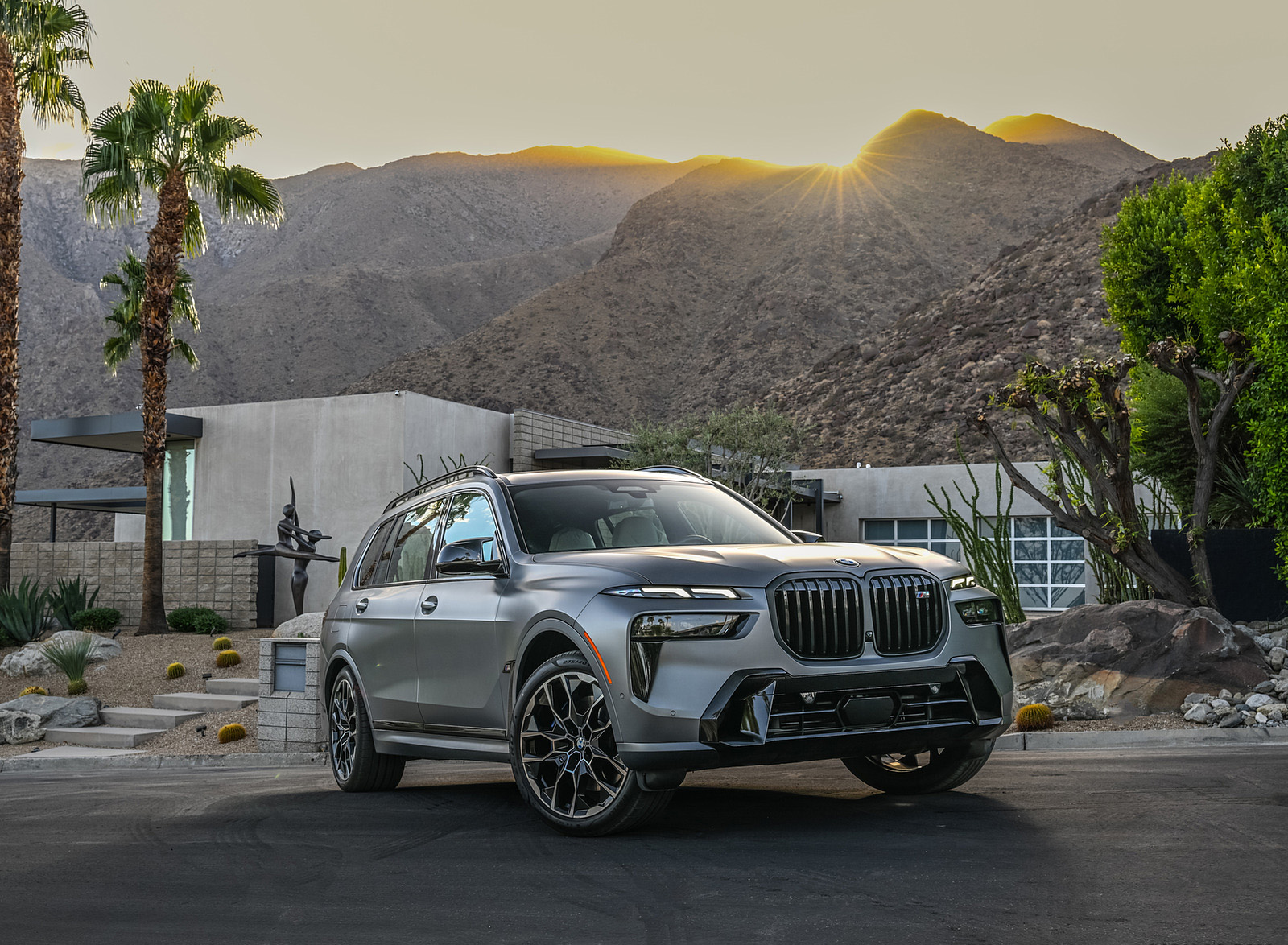 2023 BMW X7 M60i xDrive (Color: Frozen Grey; US-Spec) Front Three-Quarter Wallpapers #58 of 254