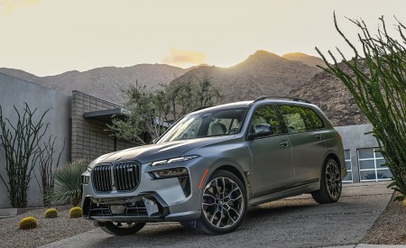2023 BMW X7 M60i xDrive (Color: Frozen Grey; US-Spec) Front Three-Quarter Wallpapers 450x275 (53)