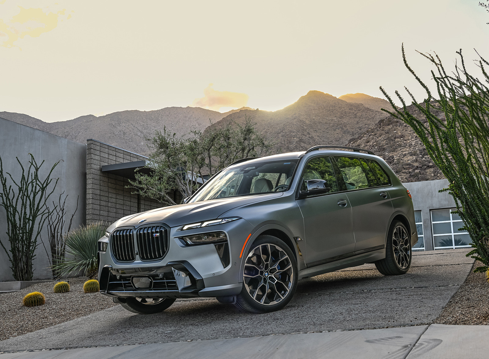 2023 BMW X7 M60i xDrive (Color: Frozen Grey; US-Spec) Front Three-Quarter Wallpapers #53 of 254