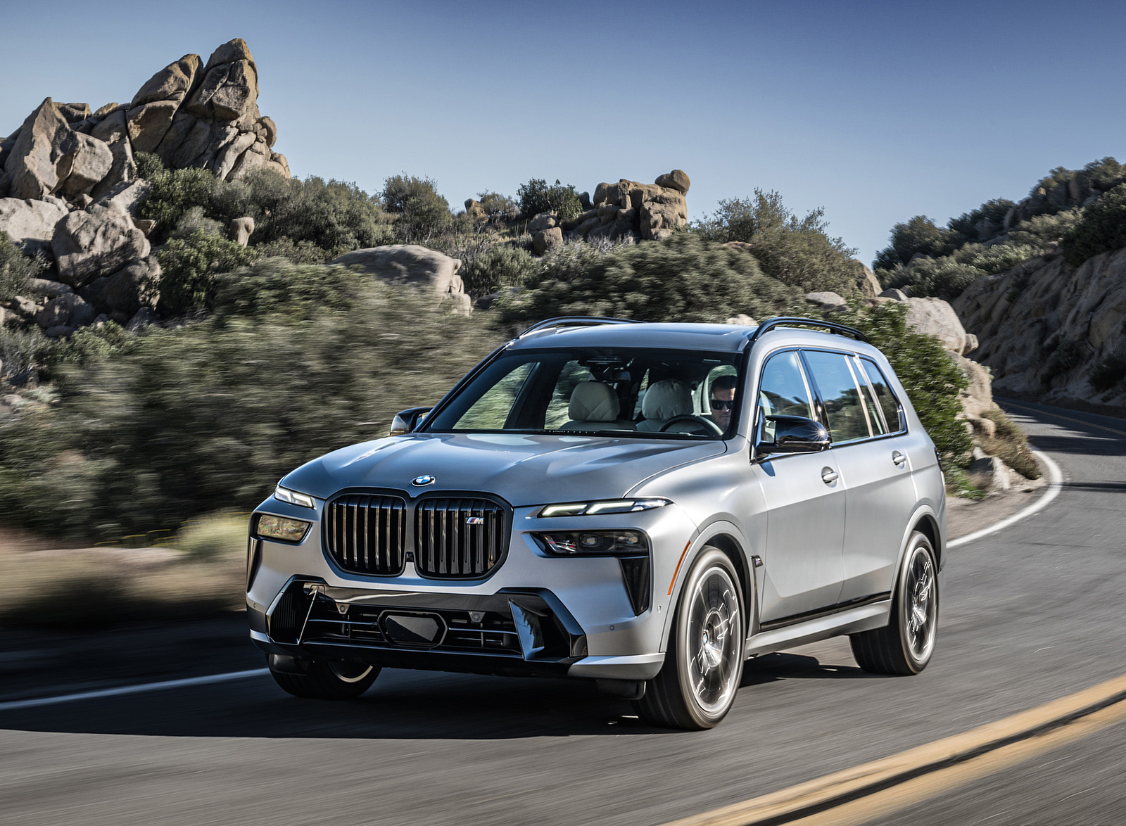 2023 BMW X7 M60i xDrive (Color: Frozen Grey; US-Spec) Front Three-Quarter Wallpapers #37 of 254
