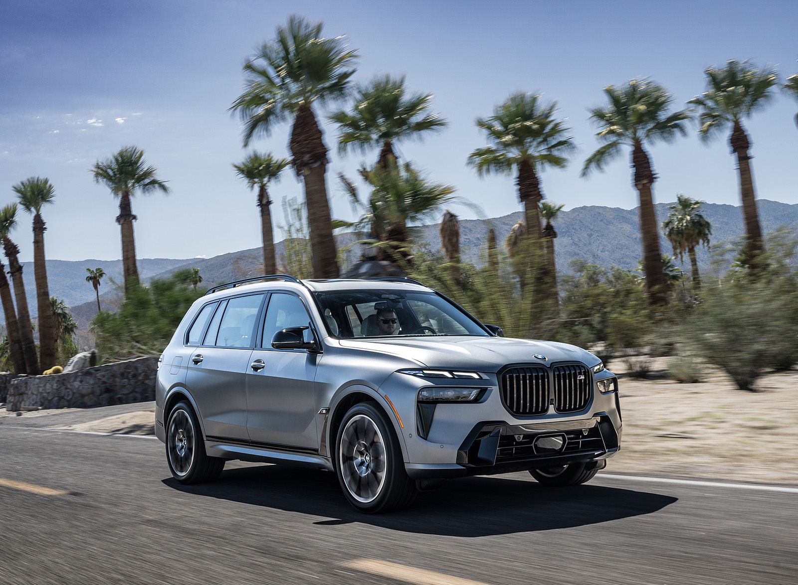 2023 BMW X7 M60i xDrive (Color: Frozen Grey; US-Spec) Front Three-Quarter Wallpapers #31 of 254