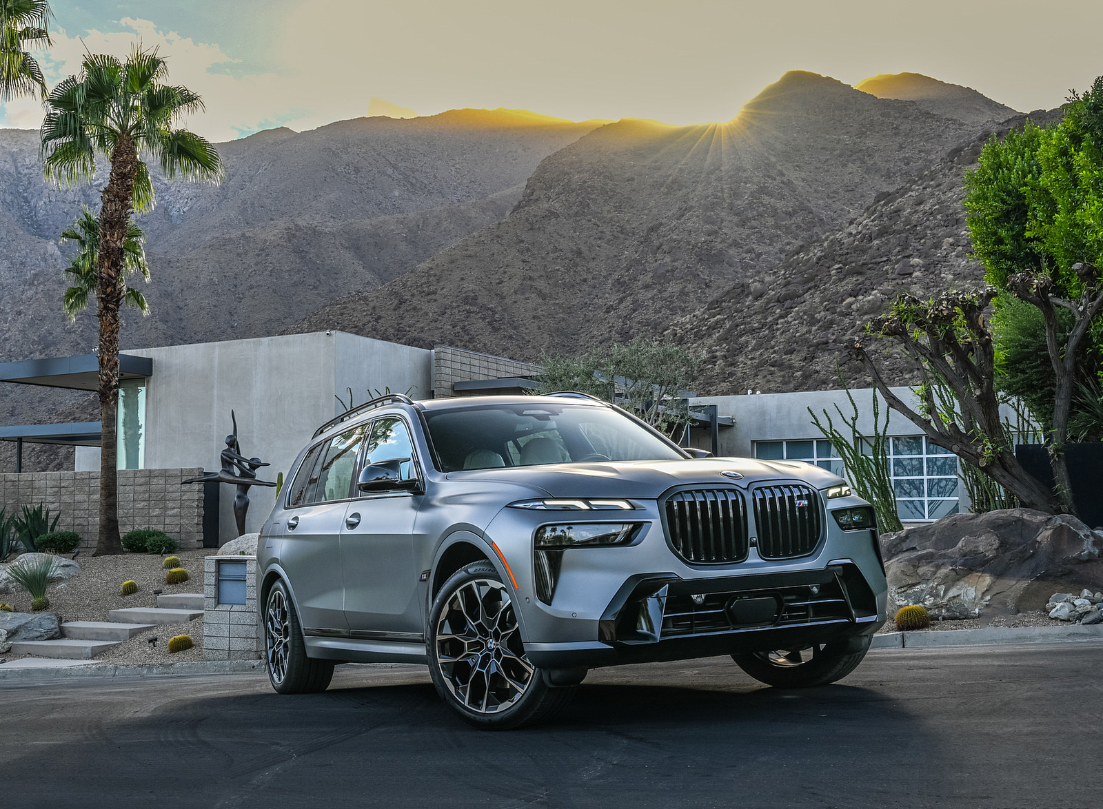 2023 BMW X7 M60i xDrive (Color: Frozen Grey; US-Spec) Front Three-Quarter Wallpapers #59 of 254