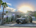 2023 BMW X7 M60i xDrive (Color: Frozen Grey; US-Spec) Front Three-Quarter Wallpapers 150x120 (54)