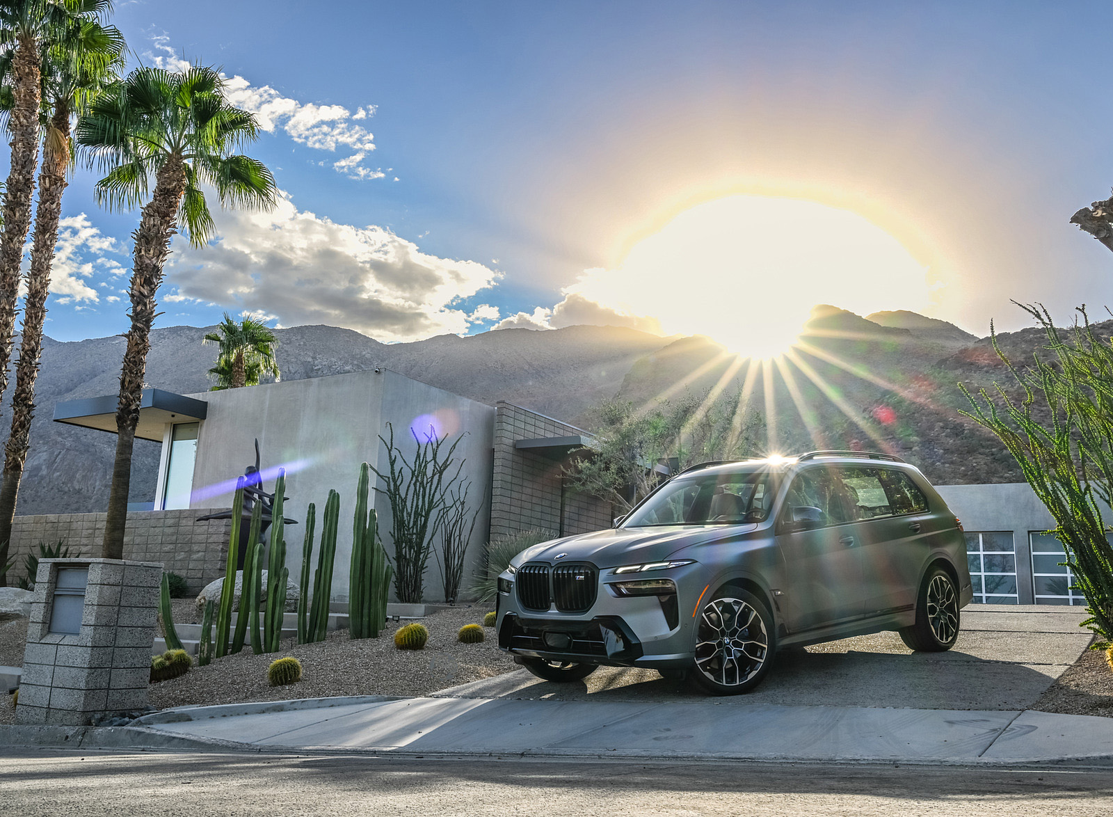 2023 BMW X7 M60i xDrive (Color: Frozen Grey; US-Spec) Front Three-Quarter Wallpapers #54 of 254