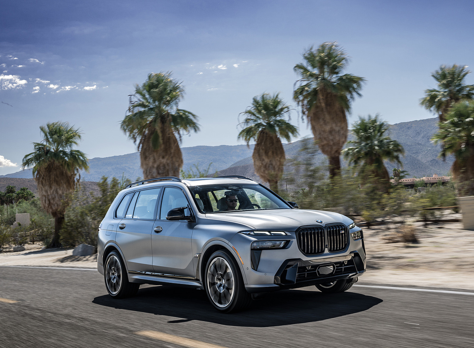 2023 BMW X7 M60i xDrive (Color: Frozen Grey; US-Spec) Front Three-Quarter Wallpapers #32 of 254