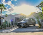 2023 BMW X7 M60i xDrive (Color: Frozen Grey; US-Spec) Front Three-Quarter Wallpapers 150x120