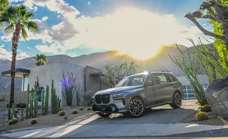 2023 BMW X7 M60i xDrive (Color: Frozen Grey; US-Spec) Front Three-Quarter Wallpapers 450x275 (55)